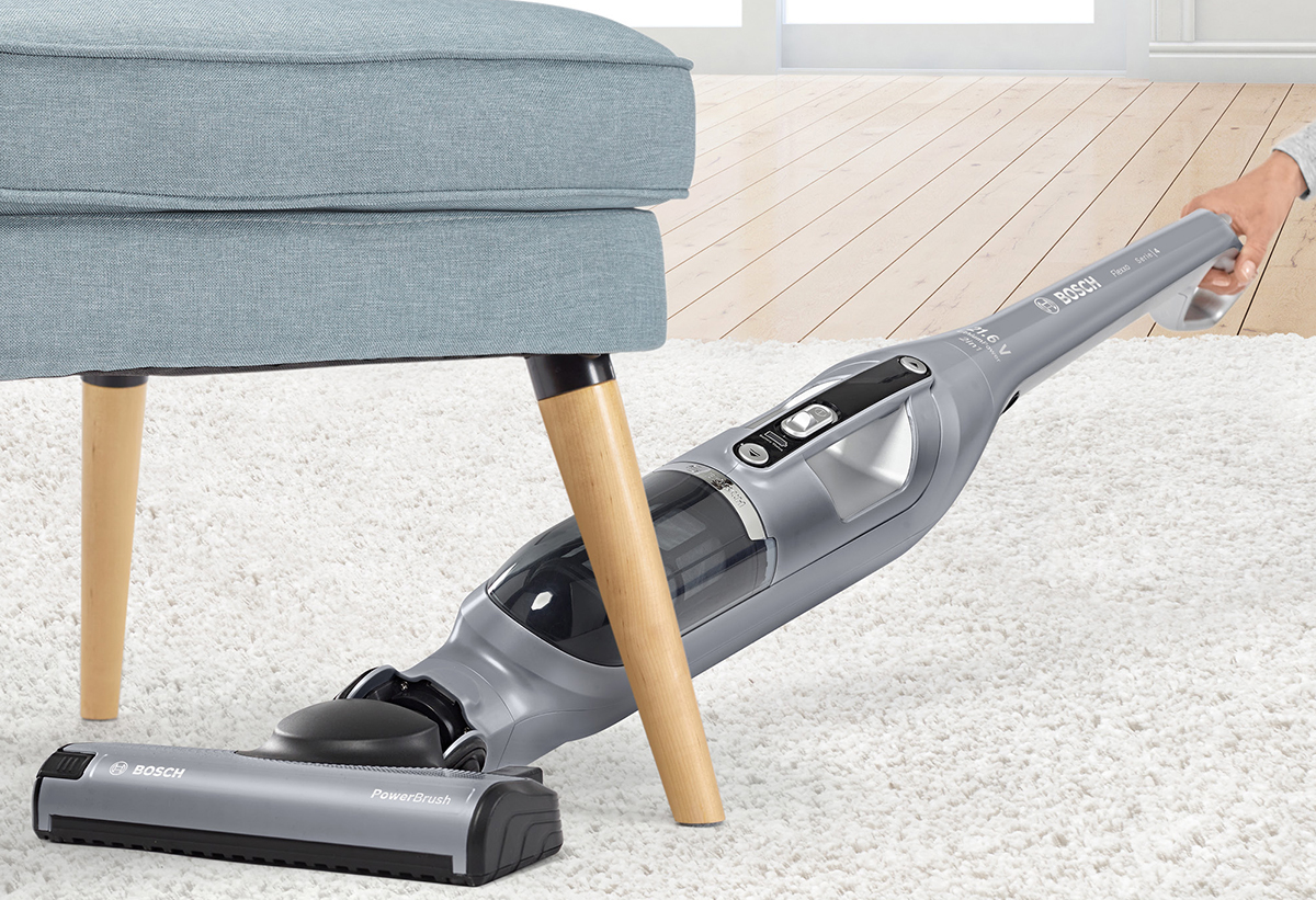 Σκούπα Bosch με βούρτσα PowerBrush που καθαρίζει χαλί κάτω από ένα έπιπλο